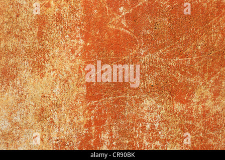 Rostigen orange gestrichenen Wand mit notleidenden Muster Stockfoto