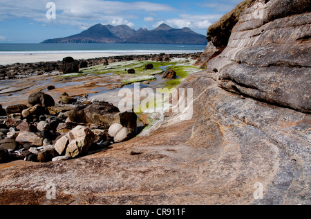 eine Landschaft der Bucht von Laig Insel Eigg mit Insel-rum in den Boden zurück und eine gute Vordergrund Interesse Stockfoto