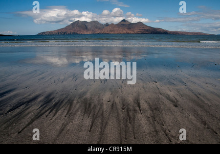 eine Landschaft der Bucht von Laig Insel Eigg mit der Isle of Rum in den Boden zurück und interessante Sand Muster im Vordergrund Stockfoto