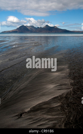 eine Landschaft der Bucht von Laig Insel Eigg mit der Isle of Rum in der Rückseite geschliffen mit interessanten Sand Muster in das forground Stockfoto