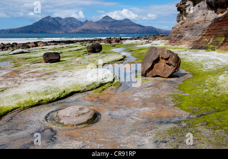 eine Landschaft der Bucht von Laig Insel Eigg mit der Isle of Rum in den Hintergrund und gute Vordergrund Interesse Schottland Stockfoto