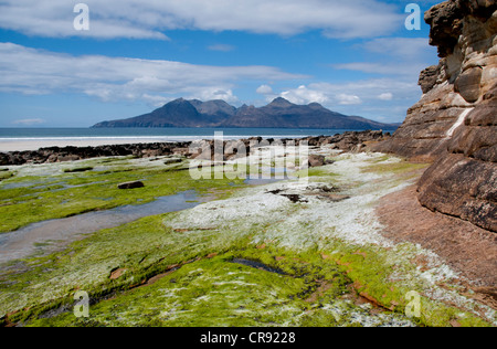 eine Landschaft der Bucht von Laig auf der Insel Eigg mit der Isle of Rum in den Boden mit guten Vordergrund Interesse zurück Stockfoto