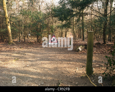 Baum schneiden Männer an der Arbeit Warnzeichen, im Wald für Wanderer Stockfoto