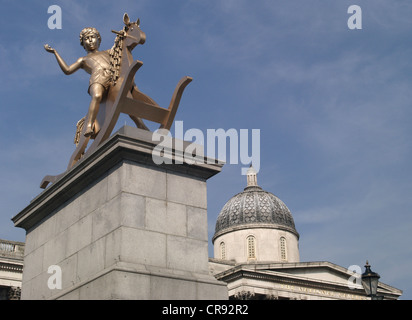 Vierte Sockel auf dem Trafalgar Square "Boy on Rocking Horse" vor blauem Himmel Stockfoto