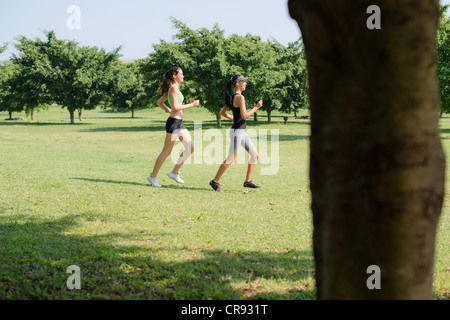 Sport und Fitness mit zwei weibliche Teenager im Stadtpark trainieren