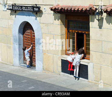 Kinder spielen vor Euskal Billera; San Sebastian-Donostia, Spanien Stockfoto