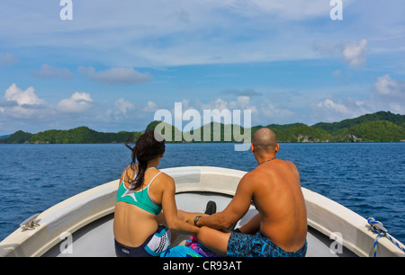 Touristen-paar sitzt am Boot Bug beobachten Landschaft, Rock Islands, Palau Stockfoto
