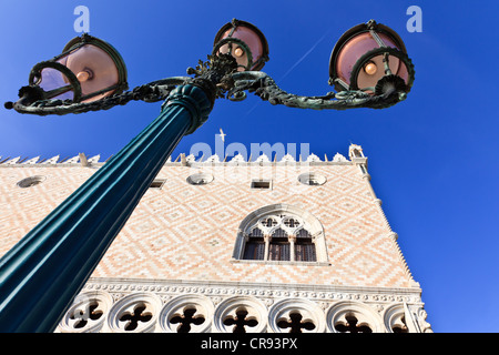 Straßenlaterne vor dem Dogenpalast am Piazza San Marco in Venedig, Italien, Europa Stockfoto