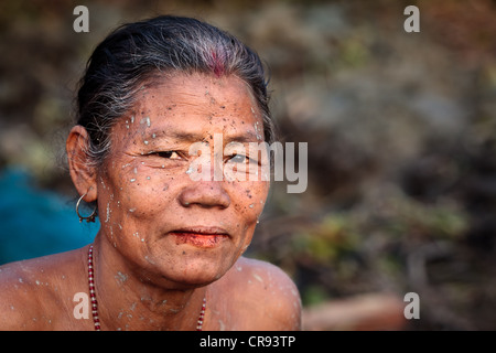 Portrait einer älteren Frau vom Stamm Mishing von Majuli Insel in den Brahmaputra Fluss, Assam, Indien, Asien Stockfoto