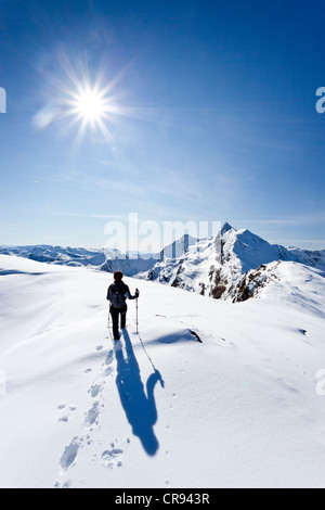 Wanderer auf Roethenspitz Berg über Penser Joch Pass, Gipfeltreffen der Penser Weißhorn Berg auf der Rückseite, Sarn Valley, Alto Adige Stockfoto