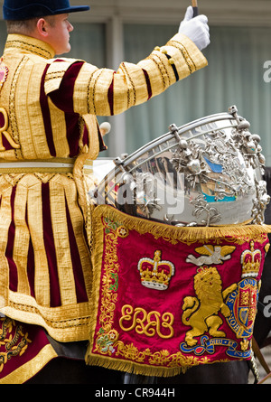 Die Band der Household Cavalry Fahrt nach Westminster Hall, die Königin in einer Kutsche Prozession zu begleiten Stockfoto