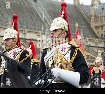 Offiziere und Soldaten von der Blues and Royals wartet draußen Westminster Hall, die Königin in einer Kutsche Prozession zu begleiten Stockfoto