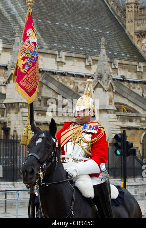 Standartenträger aus die Leibgarde außerhalb Westminster Hall, die Königin in einer Prozession Kutsche zum Buckingham Palace zu begleiten Stockfoto