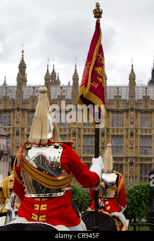 Standartenträger aus die Leibgarde außerhalb Westminster Hall, die Königin in einer Prozession Kutsche zum Buckingham Palace zu begleiten Stockfoto