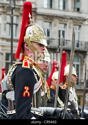 Soldaten aus der Blues and Royals außerhalb Westminster Hall, die Königin in einer Prozession Kutsche zum Buckingham Palace zu begleiten Stockfoto