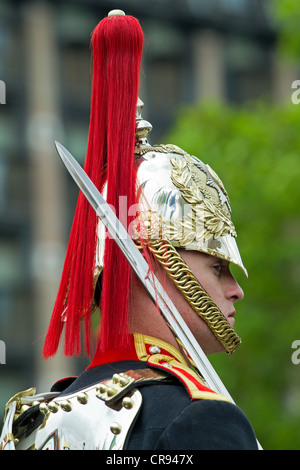 Soldaten aus der Blues and Royals warten draußen Westminster Hall, die Königin in einer Kutsche Prozession zu Buckingham Pala zu begleiten Stockfoto