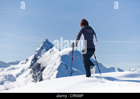 Wanderer auf Roethenspitz Berg über Penser Joch Pass, mit Blick auf den Gipfel des Penser Weißhorn Mountain, Sarn Valley Stockfoto