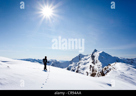 Wanderer auf Roethenspitz Berg über Penser Joch Pass, mit Blick auf den Gipfel des Penser Weißenhorn Mountain, Sarn Valley Stockfoto