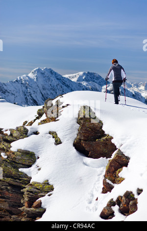 Wanderer auf Roethenspitz Berg über Penser Joch Pass, Sarn Valley, Alto Adige, Italien, Europa Stockfoto