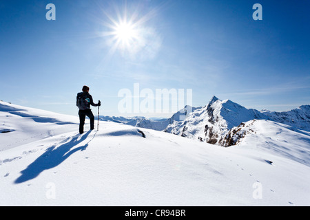 Bergsteiger auf Roethenspitz Berg über das Penser Joch Ridge, Aussicht auf dem Gipfel des Berges Penser Weißhorn, stehen auch Stockfoto