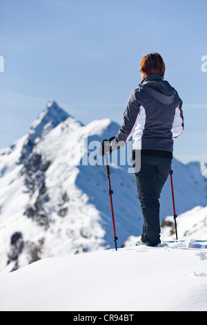 Bergsteiger auf Roethenspitz Berg über das Penser Joch Ridge, Aussicht auf dem Gipfel des Berges Penser Weißhorn, stehen auch Stockfoto