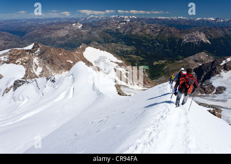 Bergsteiger auf dem Gipfelgrat beim Abstieg vom Piz Palu, Graubünden, Schweiz, Europa Stockfoto