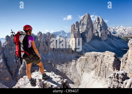 Aufsteigender Mt Paternkofel oder Paterno, Mt Drei Zinnen oder Tre Cime di Lavaredo in den Rücken, Sexten, Sextner Bergsteiger Stockfoto