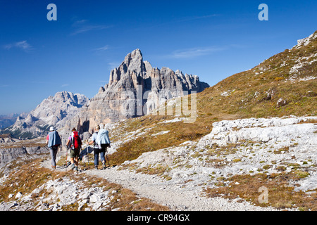 Wanderer, die aufsteigende Mt Paternkofel oder Paterno, am Buellelejoch, Mt Drei Zinnen oder Tre Cime di Lavaredo und Mt Cristallo in der Stockfoto