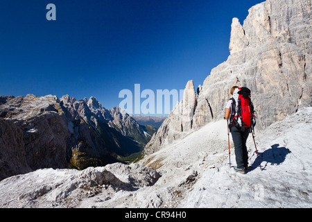 Wanderer in der Alpinisteig oder Strada Degli Alpini Klettersteig Cima Una, Mt Elferkofel, Mt Einserkofel oder Cima Undici und Stockfoto