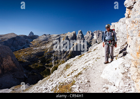 Wanderer in der Alpinisteig oder Strada Degli Alpini Klettersteig am Mt Einserkofel oder Cima Una, Mt Dreischusterspitze oder Punta dei Stockfoto