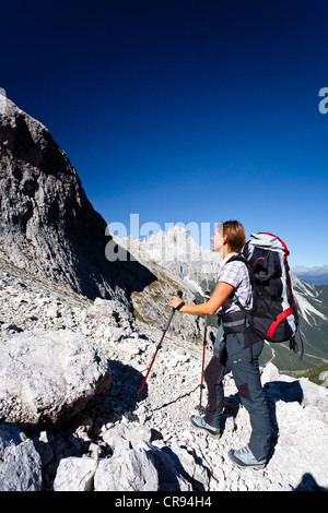 Wanderer der Alpinisteig oder Strada Degli Alpini Klettersteig durch das Fischleintal Tal oder Val Fiscalina oben nach der Stockfoto