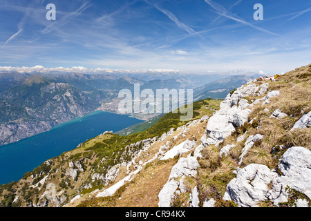 Blick vom Mt Monte Altissimo, über Nago-Torbole, Gardasee und Arco unten, Trentino, Italien, Europa Stockfoto