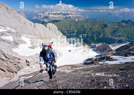Bergsteiger aufsteigender Marmolada Berg auf den Westgrat Route, Blick Richtung Sella Berg klettern Stockfoto