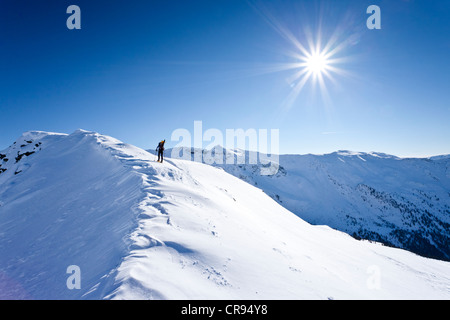 Bergsteiger auf dem Gipfelgrat, aufsteigender Pfattenspitz Berg über Durnholz, Sarn Valley, South Tyrol, Italien, Europa Stockfoto