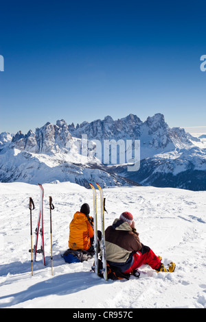 Langläufer ruht auf dem Gipfel des Uribrutto Berges über dem Passo Valles Tal, Dolomiten Stockfoto