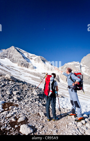 Bergsteiger Bergbesteigung Marmolada, Dolomiten, feste Westgrat Seil Weg, Marmolada Berg auf der Rückseite Stockfoto