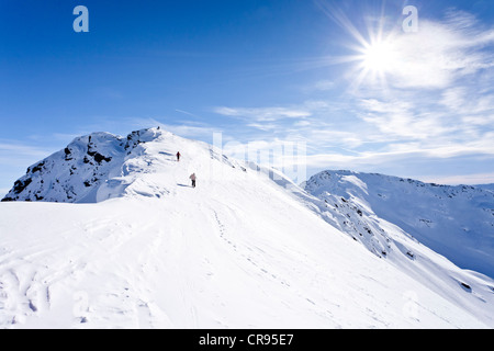 Tourengeher im Aufstieg zum Mt Hoertlahner oben zu Fuß über den Gipfelgrat, Sarntal Tal Durnholz Stockfoto