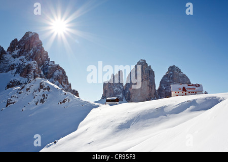 An den Drei Zinnen Hütte Hochtal Alta Pusteria, Sexten, Sexten, Dolomiten, Mt Drei Zinnen, Mt Tre Cime und Mt Paternkofel Stockfoto