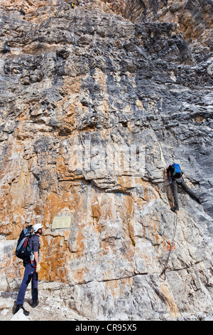 Besteigung des Piz Boe Berg auf der Piazzetta Klettern Route, Dolomiten, Alto Adige, Italien, Europa Stockfoto