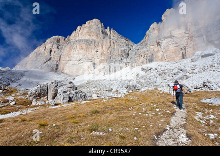 Besteigung des Piz Boe Berg auf der Piazzetta Klettern Route, Dolomiten, Alto Adige, Italien, Europa Stockfoto