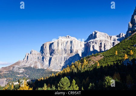 Blick vom Pordoijoch in Richtung Sella Gruppe massiv, Dolomiten, Alto Adige, Italien, Europa Stockfoto