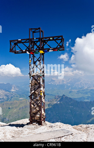 Spitze der Marmolada Berg, Ansicht der Fedaia Bergpass, Heiligkreuzkofel Gruppe massiv und die Gruppe Sellagruppe, Dolomiten Stockfoto