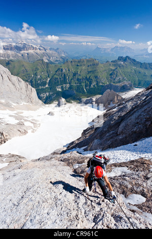 Marmolada Kletterberg, Blick auf Sellastock Berg, Heiligkreuzkofel Gruppe massiv, Fedaia Bergpass und Fedaia See bei Stockfoto