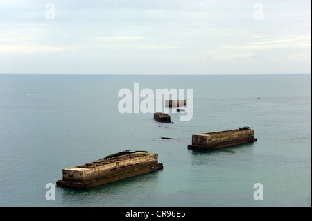 Arromanches-Les-Bains, d-Day, Gold Beach, Reste von den künstlichen Landung Hafen Mulberry Harbour, Normandie, Frankreich Stockfoto