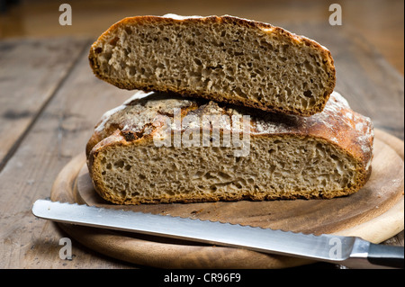 Sauerteigbrot schneiden, der Teig braucht nicht geknetet werden, kneten Brot Stockfoto