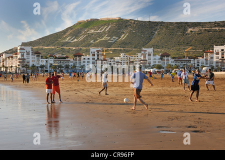 Fußball am Strand von Agadir, Hügel mit Worten, Allah, al-Watan al-Malik, d.h. Allah, der Heimat, der König, Marokko Stockfoto