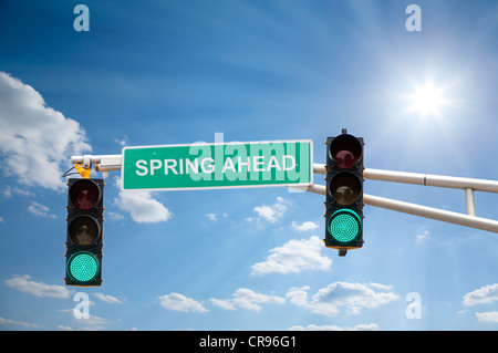 Straßenschild Frühjahr weiter lesen Stockfoto