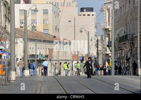 Straßenszene auf der Jaffa-Straße mit orthodoxen Juden und die Schienen der neuen Tramlinie, Stadtbahn, Jerusalem, Israel, Nahost Stockfoto