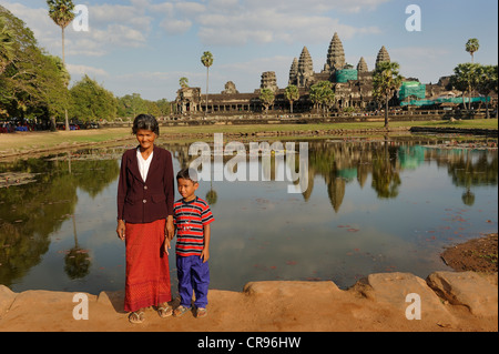 Khmer Frau und Kind vor dem Angkor Wat Tempelkomplex, Siam Reap, Kambodscha, Südost-Asien Stockfoto