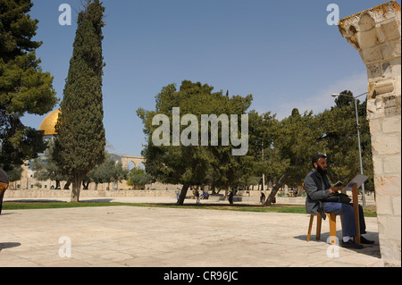 Palästinensischen Mann sitzt in einer Ecke der Al-Aqsa-Moschee auf dem Tempelberg, muslimische Viertel, Altstadt, Jerusalem zu beten Stockfoto